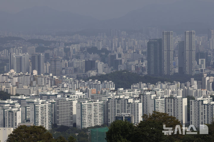 [서울=뉴시스] 최동준 기자 = 한국부동산원이 발표한 8월 전국 주택가격동향 조사에 따르면 서울 아파트값 상승 폭이 전달보다 커지면서 2018년 9월 이후 최고 상승률을 기록했다.  사진은 19일 서울 남산공원에서 바라본 서울 시내 아파트 단지 모습. 2024.09.19. photocdj@newsis.com