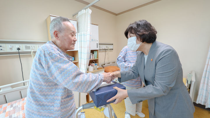 [서울=뉴시스] 정병혁 기자 = 강정애 국가보훈부 장관이 추석맞이 19일 오후 경기도 남양주보훈요양원에 방문하여 입원중인 국가유공자들을 만나 위문 하고 있다.(사진=국가보훈부 제공) 2024.09.19. photo@newsis.com *재판매 및 DB 금지