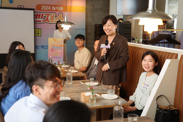 [서울=뉴시스] 정병혁 기자 = 송미령 농림축산식품부 장관이 19일 청년세대 공무원들로 구성된 '농식품 혁신 어벤져스'와 간담회를 하고 있다.(사진=농림축산식품부 제공) 2024.09.19. photo@newsis.com *재판매 및 DB 금지