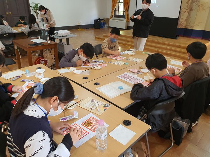 [서울=뉴시스] 중명전 강당에서  비밀보고서의 숨겨진 황제 어새 찾고, 숨기는 과학실험을 하는 어린이들 (사진=국가유산청 제공) 2024.09.20. photo@newsis.com *재판매 및 DB 금지