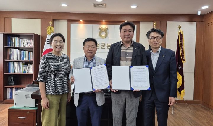 [산청=뉴시스] 산청군농협 산청군농협과 산청군문화관광해설사회 상호업무협력 협약*재판매 및 DB 금지 *재판매 및 DB 금지