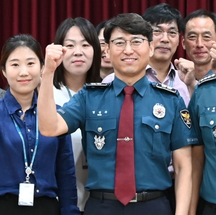 [춘천=뉴시스] 엄성규 강원경찰청장은 20일 추석 연휴기간에도 휴일을 반납하고 근무한 고속도로순찰대 7지구대와 홍천경찰서를 방문해 현장 경찰관들을 격려했다. (사진=강원경찰청 제공) 2024.09.20. photo@newsis.com *재판매 및 DB 금지