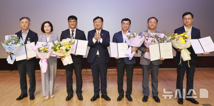 [전주=뉴시스] 김관영 전북특별도지사가 20일 열린 ‘9월 소통의 날’ 행사에서 2024년 3분기 ’혁신도정상‘ 시상을 하고 있다. 2024.09.20   *재판매 및 DB 금지