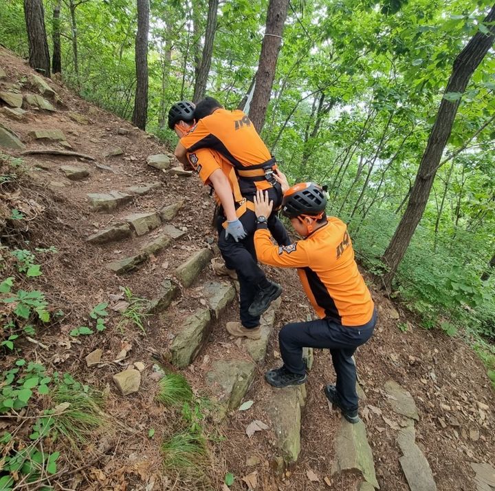 [강릉=뉴시스] 강릉소방서 구조대원들이 산악사고를 대비해 훈련을 실시하고 있다. (사진=강릉소방서 제공)  *재판매 및 DB 금지