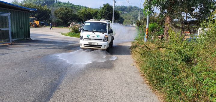 [안동=뉴시스] 소펌피스킨 차단을 위해 20일 문경에서 비상 방역이 이뤄지고 있다. (사진=경북도 제공) 2024.09.20 *재판매 및 DB 금지