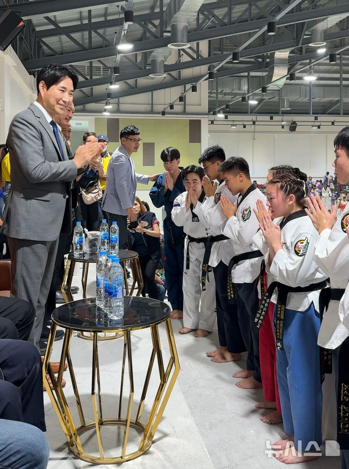 [수원=뉴시스] 최영석 감독이(사진 왼쪽)이 대회 수상자들에게 시상하는 모습 (사진 = (주)깡푸드 제공) 2024.09.20. photo@newsis.com  