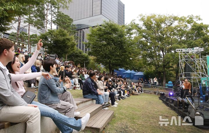 [서울=뉴시스]서울 송파구는 청년의 날을 맞아 오는 21일 석촌호수 일대에서 청년예술인축제 '야호 페스티벌'을 개최한다고 20일 밝혔다. (사진=송파구 제공). 2024.09.20. photo@newsis.com 