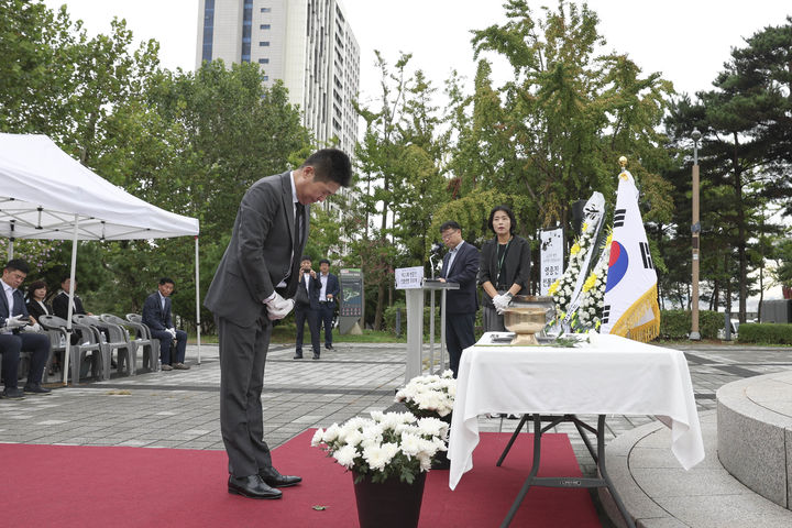 [인천=뉴시스] 20일 김정헌 중구 구청장이 영종진 전몰영령에 대한 추모 시간을 갖고 있다. (사진=중구 제공) 2024.09.20. photo@newsis.com *재판매 및 DB 금지