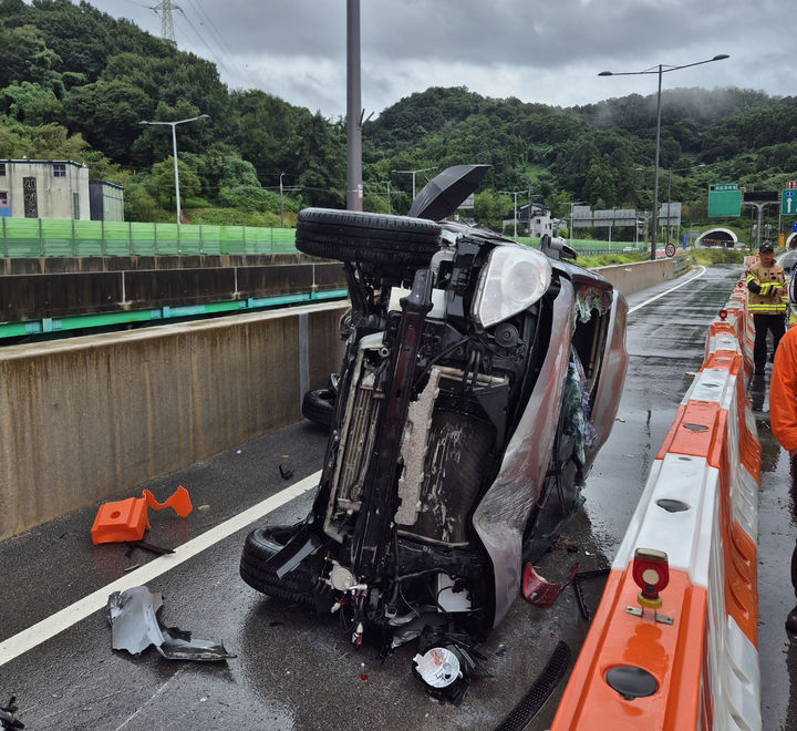 [광주=뉴시스] 20일 오후 4시20분께 광주 동구 학동 제2순환도로 지산터널 부근 1차로에서 승합차 한 대가 전도됐다. (사진 = 광주 동부소방서 제공) 2024.09.20. photo@newsis.com *재판매 및 DB 금지