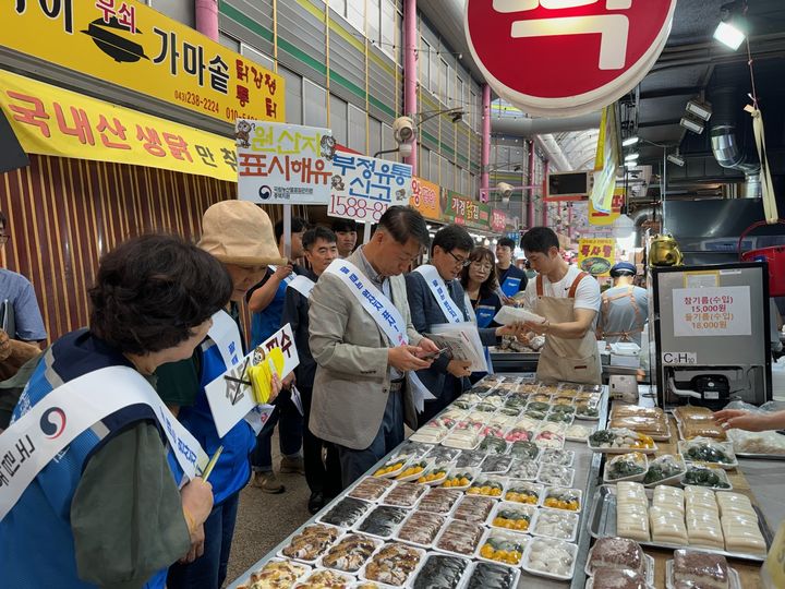 [세종=뉴시스]지난 10일 박성우 국립농산물품질관리원장이 청주 가경터미널시장을 방문해 농산물 원산지 표시 일제 점검을 하고 있다. (사진=농관원 제공) *재판매 및 DB 금지