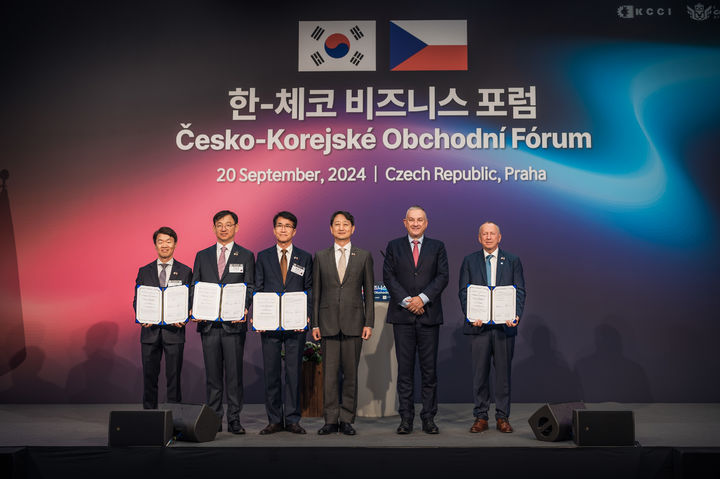 [서울=뉴시스] 20일(현지시각) 체코 프라하에서 열린 현대자동차, 오스트라바공과대학, 한국자동차연구원, 한국산업기술평가원의 '미래 모빌리티 기술 협업' 업무협약(MOU) 체결식에 참석한 한국자동차연구원 나승식 원장(왼쪽부터), 한국산업기술평가원 전윤종 원장, 현대차 전략기획실 김동욱 부사장, 산업통상자원부 안덕근 장관, 체코 산업통상부 요제프 시켈라 장관, 체코 오스트라바 공대 바츨라프 스나셀 총장이 기념촬영을 하고 있다. (사진=대한상공회의소 제공) 2024.09.20 photo@newsis.com   *재판매 및 DB 금지