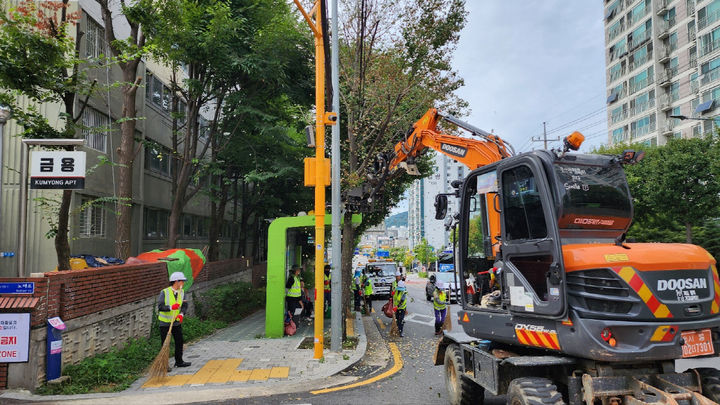 [서울=뉴시스]은행나무 열매 진동 수확기. 2024.09.23. (사진=서울시 제공) *재판매 및 DB 금지