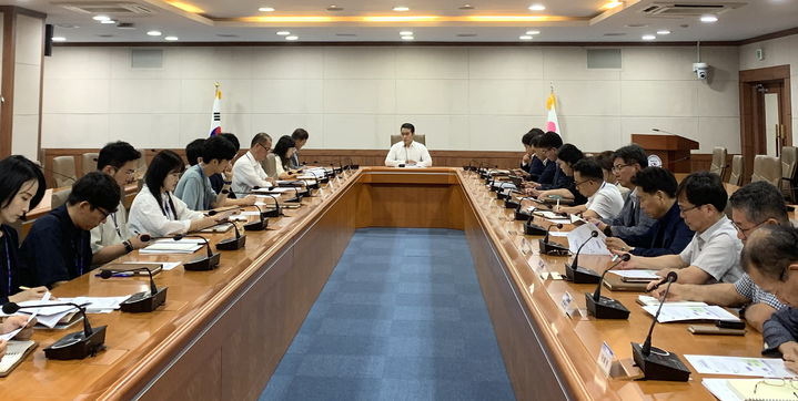 20일 남원시청에서 최경식 시장(가운데)이 주재한 '농생명산업 선도지구' 지정 준비 회의가 진행 중이다. *재판매 및 DB 금지