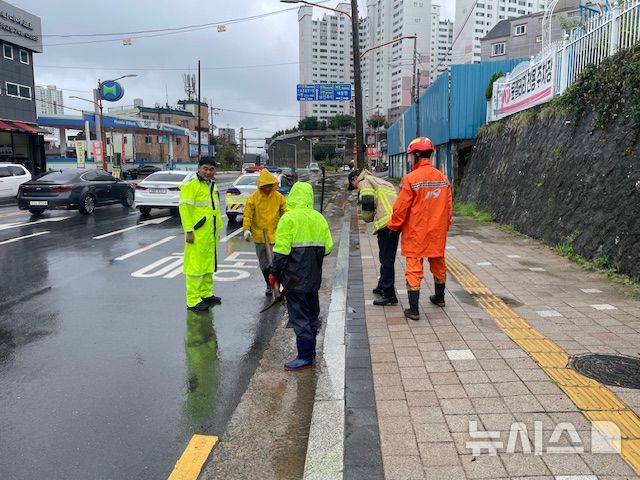 [진주=뉴시스] 20일 낮 경남 진주시 망경동 도로 배수불량 안전조치 완료.(사진=경남소방본부 제공) 2024.09.20. photo@newsis.com