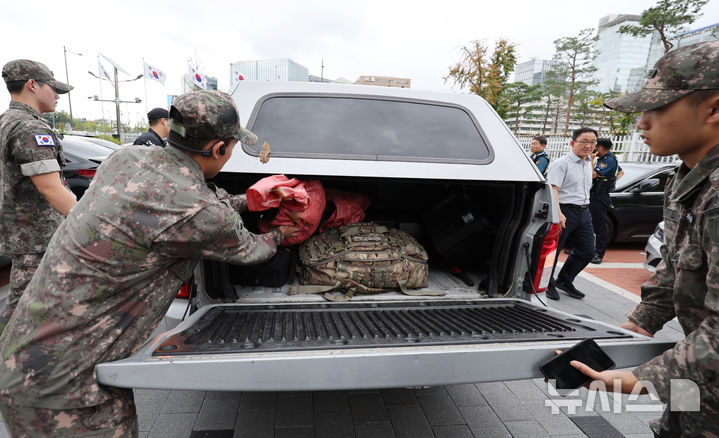 [서울=뉴시스] 김명원 기자 = 북한의 오물 풍선 도발이 지속되고 있는 가운데 20일 오전 서울 종로구 정부서울청사 야외주차장에 북한 오물풍선의 잔해가 떨어져 출동한 군부대가 수거를 하고 있다. 2024.09.20. kmx1105@newsis.com