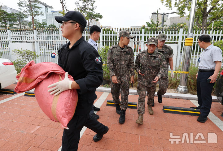 [서울=뉴시스] 김명원 기자 = 북한의 오물 풍선 도발이 지속되고 있는 가운데 20일 오전 서울 종로구 정부서울청사 야외주차장에 북한 오물풍선의 잔해가 떨어져 출동한 군부대가 수거를 하고 있다. 2024.09.20. kmx1105@newsis.com