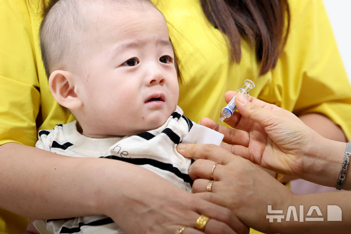 [대구=뉴시스] 이무열 기자 = 대구 서구 인구보건복지협회 대구경북지회 가족보건의원에서 한 아기가 독감 예방접종을 받고 있다. (사진은 기사와 직접 관련이 없음) 2025.06.10. lmy@newsis.com