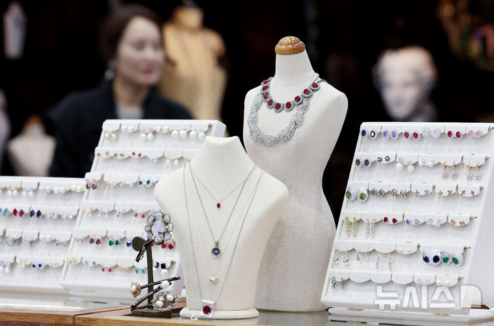 [서울=뉴시스] 김진아 기자 = 20일 서울 강남구 코엑스에서 열린 2024 서울 국제 주얼리 & 액세서리 쇼를 찾은 관람객들이 다양한 상품을 살펴보고 있다. 2024.09.20. bluesoda@newsis.com