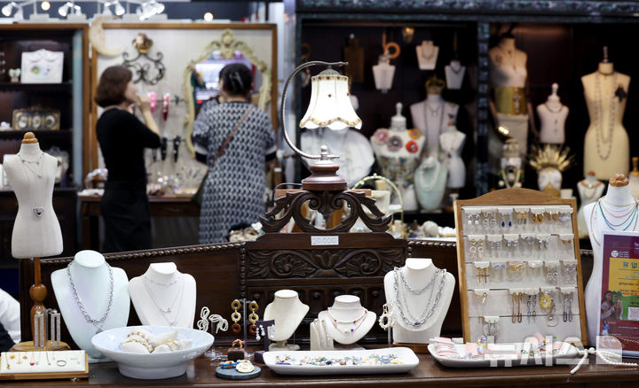 [서울=뉴시스] 김진아 기자 = 20일 서울 강남구 코엑스에서 열린 2024 서울 국제 주얼리 & 액세서리 쇼를 찾은 관람객들이 다양한 상품을 살펴보고 있다. 2024.09.20. bluesoda@newsis.com