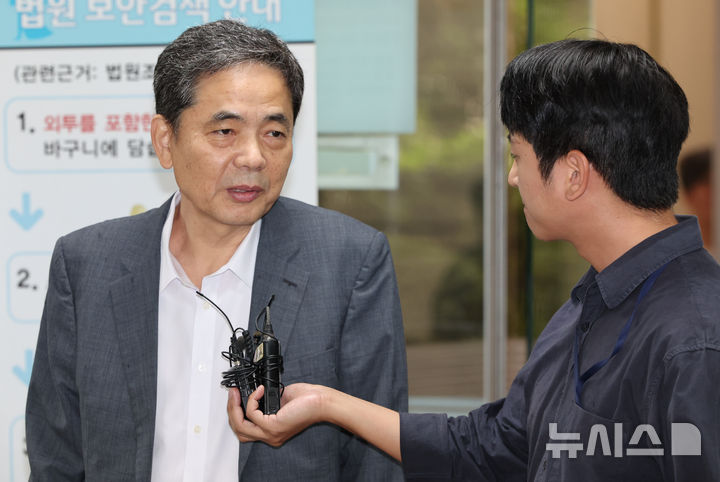 [서울=뉴시스] 황준선 기자 = 화천대유에서 일한 아들의 성과급과 퇴직금으로 거액의 뇌물을 받은 혐의로 추가 기소된 곽상도 전 의원이 지난 2024년 9월 서울 서초구 서울중앙지방법원에서 열린 첫 공판에 출석하며 취재진의 질문에 답변하고 있다. 2024.09.20. hwang@newsis.com