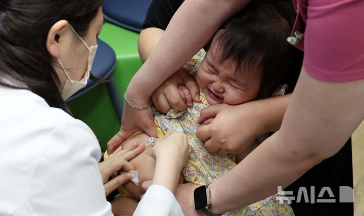 [서울=뉴시스] 김선웅 기자 = 2024-25절기 인플루엔자 국가예방접종이 시작된 지난달 20일 서울 소재 소아청소년과 병원에서 한 어린이가 인플루엔자 예방접종을 하고 있다. 기사 내용과 직접적인 관련은 없음. 2024.09.20. mangusta@newsis.com