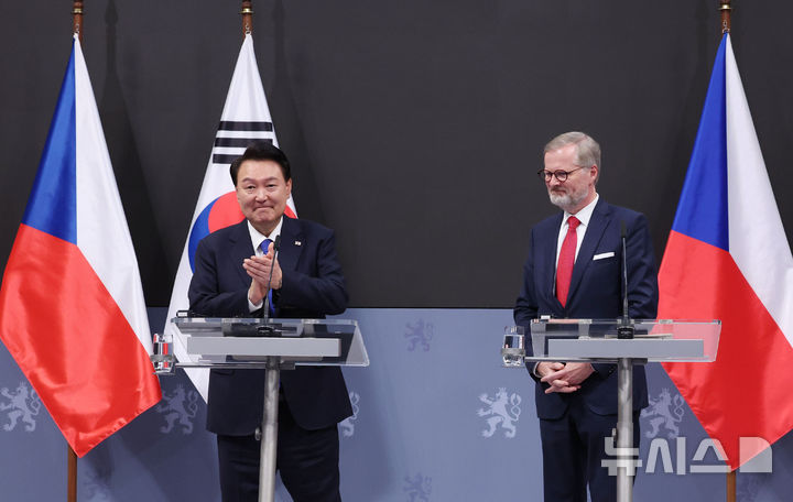 [프라하=뉴시스] 조수정 기자 = 체코를 공식 방문한 윤석열 대통령과 페트르 피알라 체코 총리가 20일 (현지시각) 프라하 체코 정부청사에서 공동 언론발표를 마친 뒤 박수치며 이석하고 있다. 2024.09.20. chocrystal@newsis.com