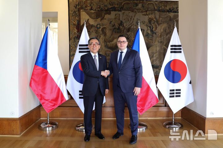 [서울=뉴시스] 윤석열 대통령의 체코 공식 방문을 수행 중인 조태열 외교부 장관은 20일(현지시각) 오전 프라하에서 얀 리파브스키 체코 외교부 장관과 회담하고 외교, 국방·방산, 인적교류 분야 성과를 점검했다. (사진= 외교부 제공) 2024.09.21. photo@newsis.com 