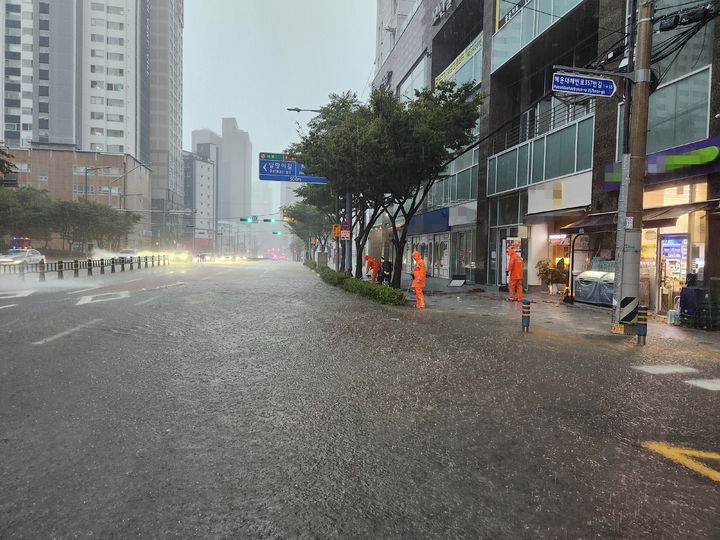 [부산=뉴시스] 권태완 기자 = 호우경보가 발효된 21일 오전 부산 해운대구 중동의 한 도로가 집중호우로 물에 잠겼다. (사진=부산소방재난본부 제공) 2024.09.21. photo@newsis.com *재판매 및 DB 금지