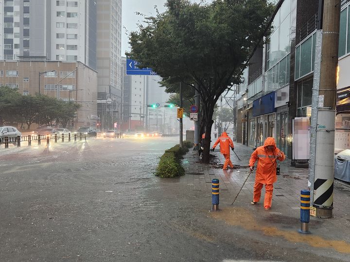 [부산=뉴시스] 권태완 기자 = 호우경보가 발효된 21일 오전 부산 해운대구 중동의 한 도로가 집중호우로 물에 잠겼다. (사진=부산소방재난본부 제공) 2024.09.21. photo@newsis.com *재판매 및 DB 금지