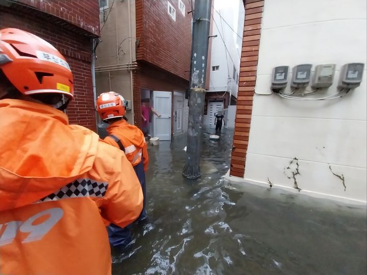 [부산=뉴시스] 권태완 기자 = 호우경보가 발효된 21일 오전 부산 부산진구의 한 주택가 일대가 집중호우로 침수됐다. (사진=부산소방재난본부 제공) 2024.09.21. photo@newsis.com *재판매 및 DB 금지