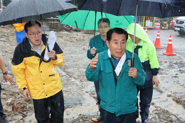 [양산=뉴시스] 안지율 기자 = 나동연(오른쪽) 경남 양산시장이 21일 양산시 전역에 호우경보가 발효되자 재해취약지인 석계일반산업단지을 방문해 긴급 재해취약지 현장점검을 하고 있다. (사진=양산시 제공) 2024.09.21. photo@newsis.com  *재판매 및 DB 금지