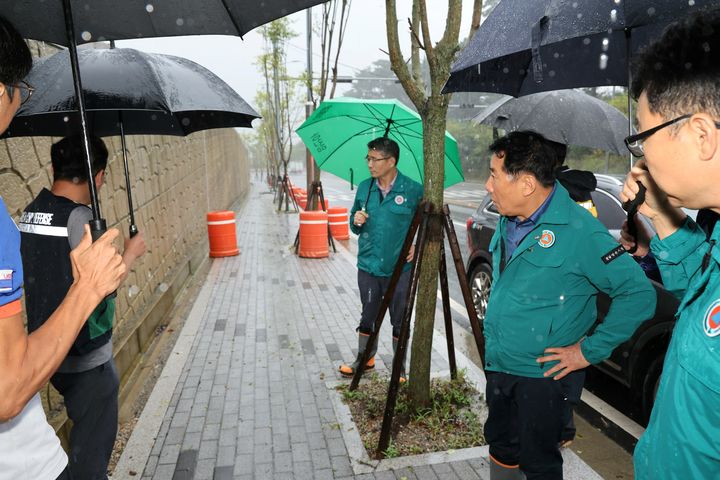 [양산=뉴시스] 안지율 기자 = 나동연(오른쪽) 경남 양산시장이 21일 양산시 전역에 호우경보가 발효되자 재해취약지인 석계일반산업단지을 방문해 긴급 재해취약지 현장점검을 하고 있다. (사진=양산시 제공) 2024.09.21. photo@newsis.com  *재판매 및 DB 금지