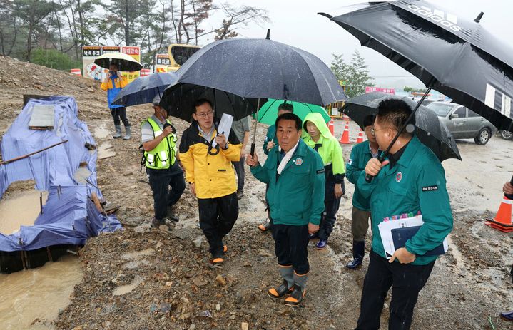 [양산=뉴시스] 안지율 기자 = 나동연(오른쪽 두 번째) 경남 양산시장이 21일 양산시 전역에 호우경보가 발효되자 재해취약지인 석계일반산업단지을 방문해 긴급 재해취약지 현장점검을 하고 있다. (사진=양산시 제공) 2024.09.21. photo@newsis.com  *재판매 및 DB 금지