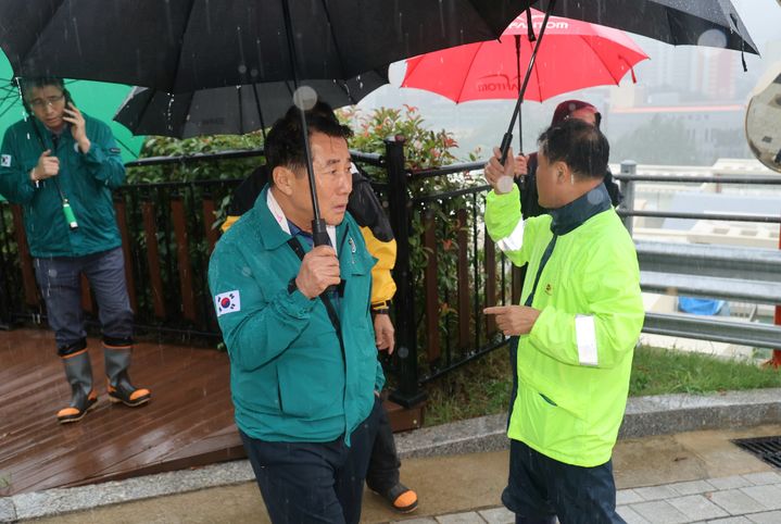 [양산=뉴시스] 안지율 기자 = 나동연 경남 양산시장이 21일 양산시 전역에 호우경보가 발효되자 재해취약지인 물금읍 소재 모 공동주택단지를 방문해 현장점검을 하고 있다. (사진=양산시 제공) 2024.09.21. photo@newsis.com  *재판매 및 DB 금지