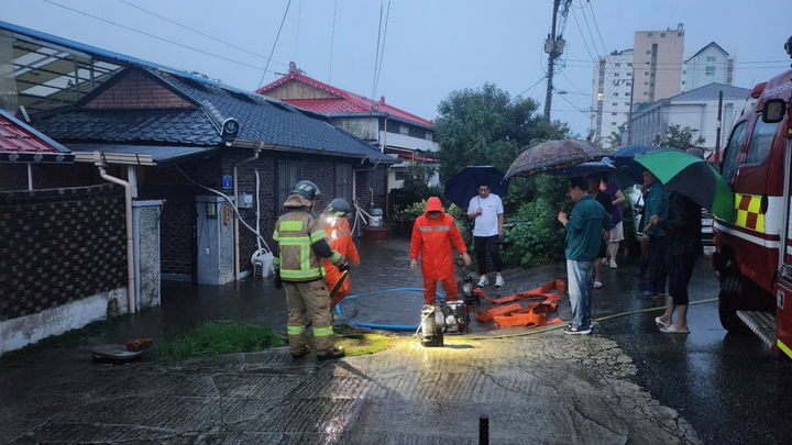 [논산=뉴시스]백성현 논산시장이 21일 주택 침수지역을 찾아 현장을 점검하고 있다. 2024. 09. 21  *재판매 및 DB 금지