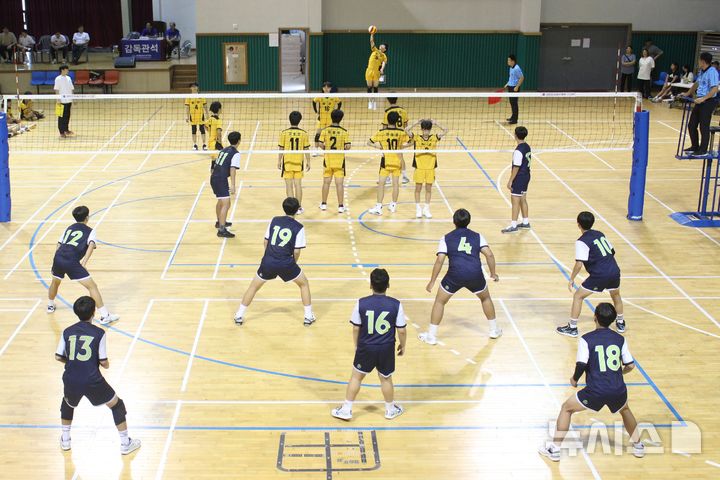 [제주=뉴시스] 양영전 기자 = 제18회 제주도교육감배 전도학교스포츠클럽축전이 열린 21일 오전 서귀포시 남원읍제주공천포전지훈련센터 체육관에서 중학생 배구 경기가 열리고 있다. 2024.09.21. 0jeoni@newsis.com 