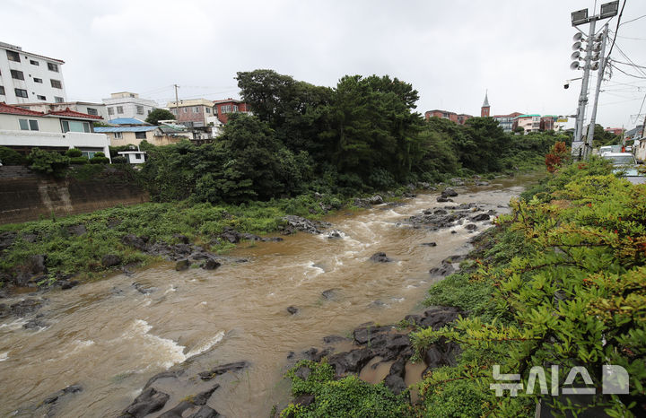 [제주=뉴시스] 우장호 기자 = 제주도 산지를 중심으로 폭우가 쏟아지고 있는 21일 오전 제주시 용담동 한천 복개구조물 인근 골짜기로 빗물이 흘러가고 있다.  기상청에 따르면 열대저압부로 약화한 제14호 태풍 '풀라산'의 영향으로 제주와 전라권, 경상권 등에 많은 비가 쏟아질 것으로 전망된다. 2024.09.21. woo1223@newsis.com