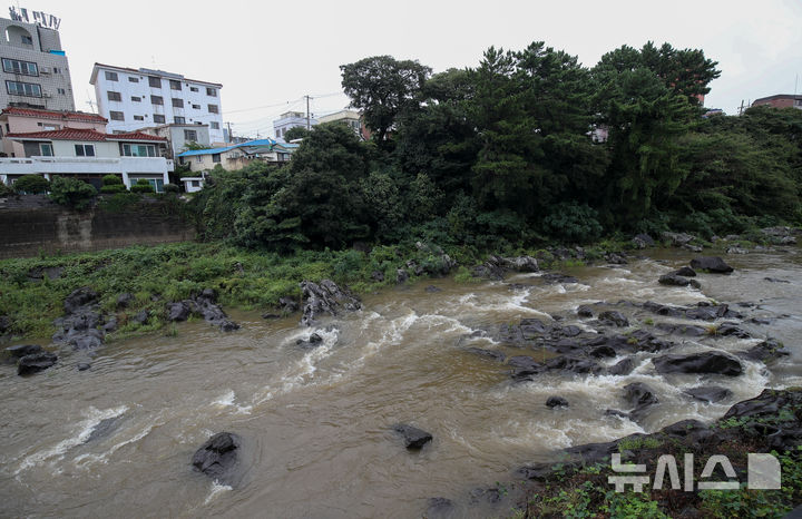 [제주=뉴시스] 우장호 기자 = 제주도 산지를 중심으로 폭우가 쏟아지고 있는 21일 오전 제주시 용담동 한천 복개구조물 인근 골짜기로 빗물이 흘러가고 있다. 2024.09.21. woo1223@newsis.com