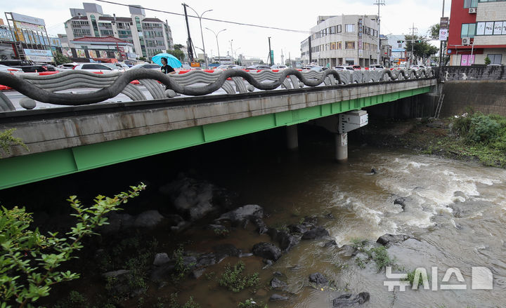[제주=뉴시스] 우장호 기자 = 지난달 21일 오전 제주시 용담동 한천 복개구조물 인근 골짜기로 빗물이 흘러가고 있다. 2024.09.21. woo1223@newsis.com