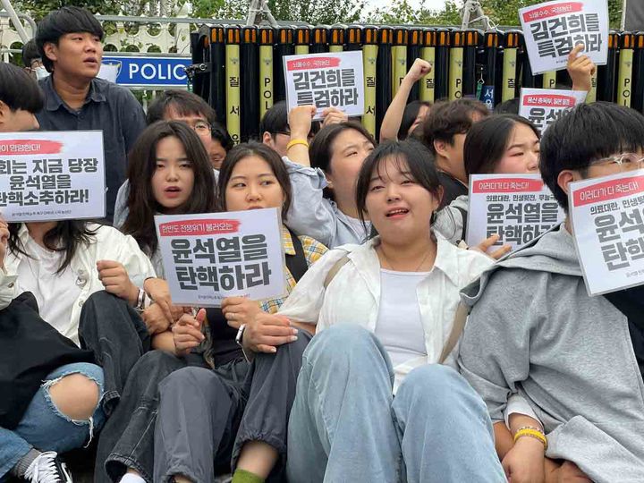 [서울=뉴시스] 추상철 기자 = 한국대학생진보연합(대진연) 회원들이 21일 서울 여의도 국회의사당 앞에서 윤석열 대통령 탄핵소추를 촉구하며 기습 농성을 하고 있다. (사진=독자 제공) 2024.09.21.photo@newsis.com *재판매 및 DB 금지