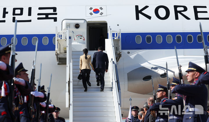 [프라하=뉴시스] 조수정 기자 = 체코 공식 방문 일정을 마친 윤석열 대통령과 부인 김건희 여사가 21일(현지시각) 프라하 바츨라프 하벨 국제공항에서 공군 1호기에 탑승하고 있다. 2024.09.21. chocrystal@newsis.com