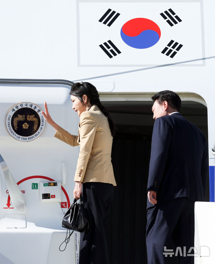 [프라하=뉴시스] 조수정 기자 = 체코 공식 방문 일정을 마친 윤석열 대통령과 부인 김건희 여사가 21일(현지시각) 프라하 바츨라프 하벨 국제공항에서 공군 1호기에 탑승하며 인사하고 있다. 2024.09.21. chocrystal@newsis.com