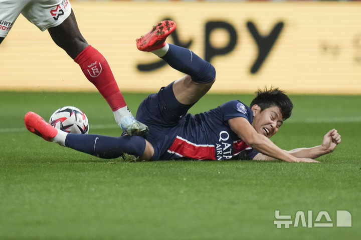 [랭스=AP/뉴시스] 파리 생제르맹(PSG)의 이강인이 지난 21일(현지시각) 프랑스 랭스의 스타드 오귀스트 드로네에서 열린 2024-25시즌 리그1 5라운드 스타드 랭스와 경기 중 공을 다투다 넘어지고 있다. 이강인은 83분을 소화했고 PSG는 1-1로 비겼다. 2024.09.22.