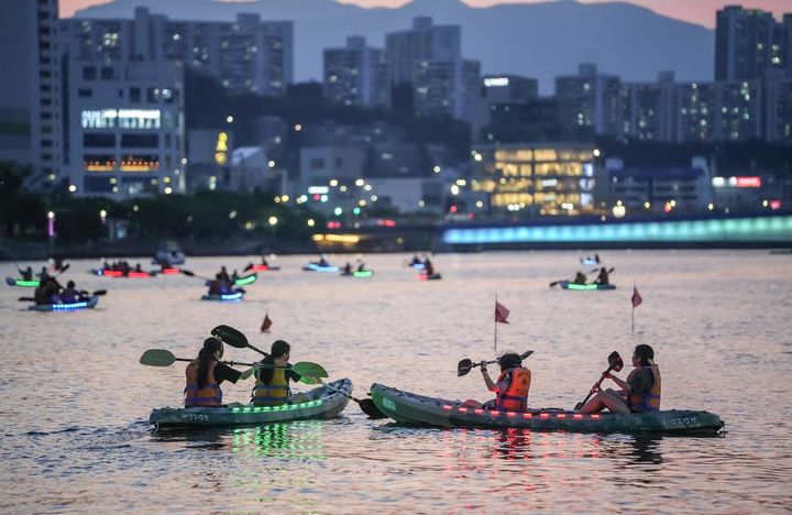 [부산=뉴시스] 수영강 LED 카약 체험 (사진=부산시 제공) 2024.09.22. photo@newsis.com *재판매 및 DB 금지