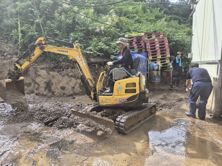 [안동=뉴시스] 추석 연휴 기간 울릉에서 복구활동을 벌이고 있는 경북안전기동대. (사진=경북도 제공) 2024.09.22. photo@newsis.com  *재판매 및 DB 금지