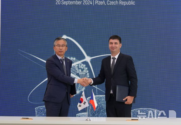 [경주=뉴시스] 한국원자력환경공단은 체코 SURAO(방폐물처분청)와 방폐물관리 협력 강화를 위한 양해각서(MOU)를 체결했다고 22일 밝혔다. (사진=한국원자력환경공단 제공) 2024.09.22. photo@newsis.com 