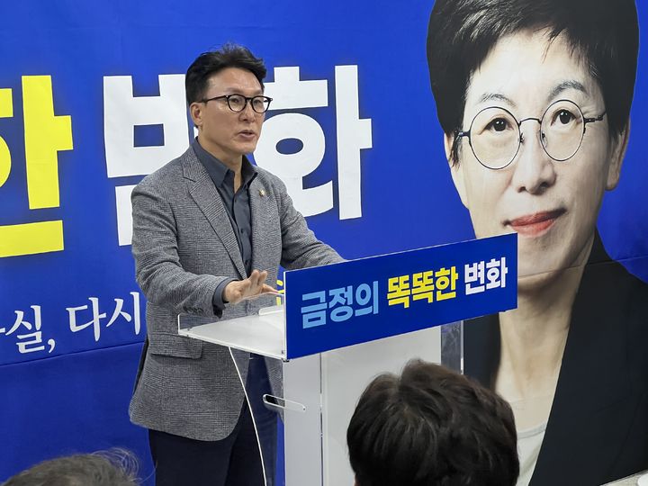 [부산=뉴시스] 원동화 기자 = 더불어민주당 김민석 수석 최고위원이 22일 부산 금정구청장 김경지 예비후보 선거사무소 개소식에 참석해 발언을 하고 있다. 2024.09.22. dhwon@newsis.com  *재판매 및 DB 금지