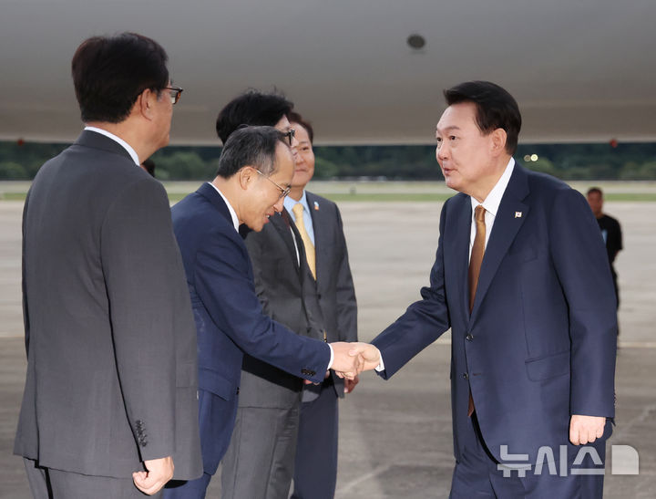 [성남=뉴시스] 조수정 기자 = 윤석열 대통령이 22일 체코 공식 방문 일정을 마치고 귀국, 공군 1호기에서 내려 환영 나온 추경호 국민의힘 원내대표와 악수하고 있다. 2024.09.22. chocrystal@newsis.com