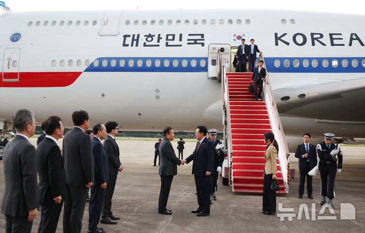 [성남=뉴시스] 조수정 기자 = 윤석열 대통령이 22일 체코 공식 방문 일정을 마치고 귀국, 공군 1호기에서 내려 환영 나온 이상민 행정안전부 장관과 악수하고 있다. 2024.09.22. chocrystal@newsis.com