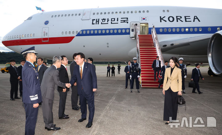 [성남=뉴시스] 조수정 기자 = 윤석열 대통령이 22일 체코 공식 방문 일정을 마치고 귀국, 공군 1호기에서 내려 환영 인사들과 악수하고 있다. 오른쪽은 김건희 여사. 2024.09.22. chocrystal@newsis.com